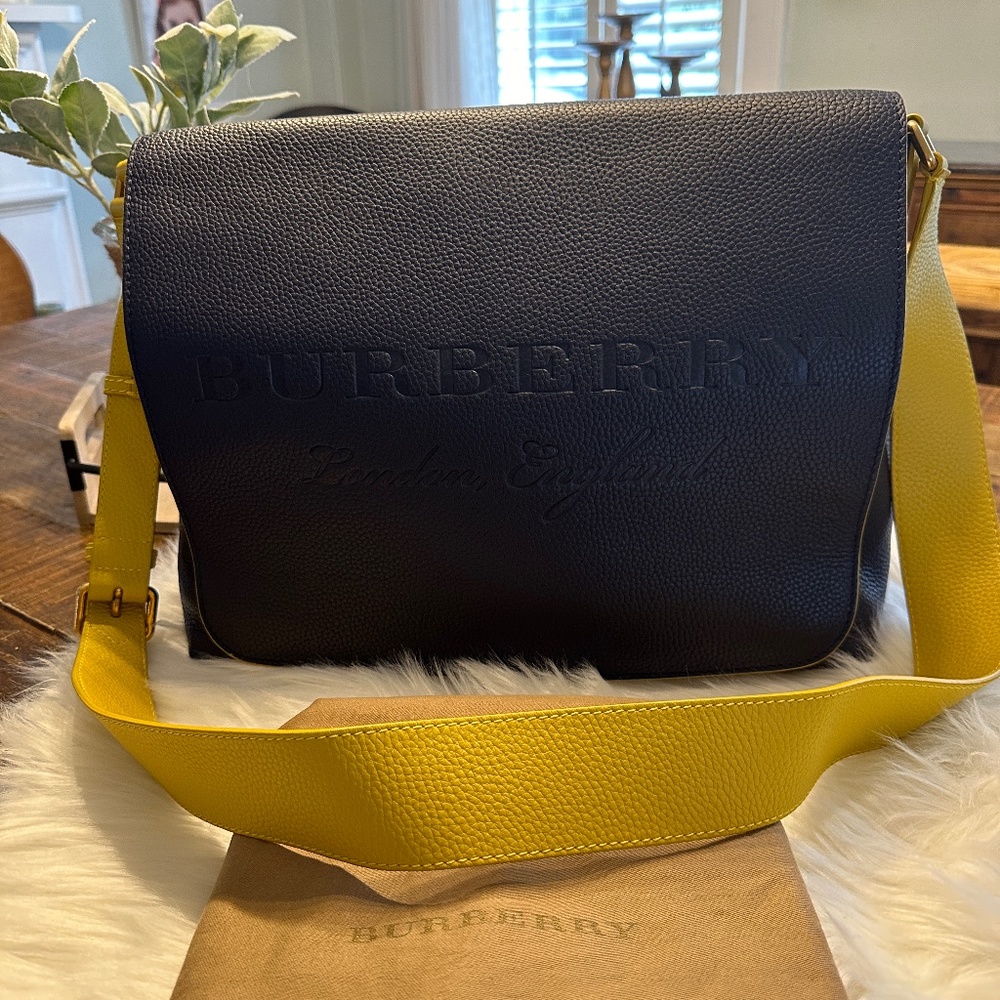 💙💛GORGEOUS Leather Burberry Messenger Bag💛💙